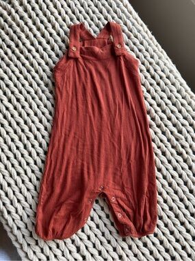 Kate Quinn 12-18m Rust Red modal Ribbed Baby Overalls